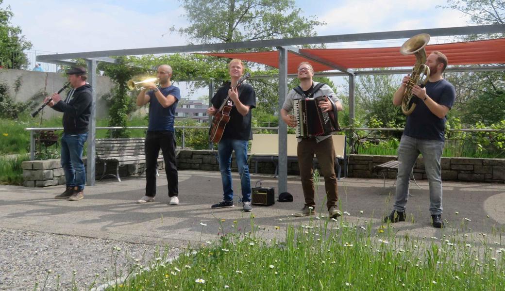 Als Aufmunterung während den strikte geltenden Coronamassnahmen gaben die Fäaschtbänkler im Garten des Hauses Viva ein kleines Konzert, sehr zur Freude der Bewohnenden und den Mitarbeitenden.