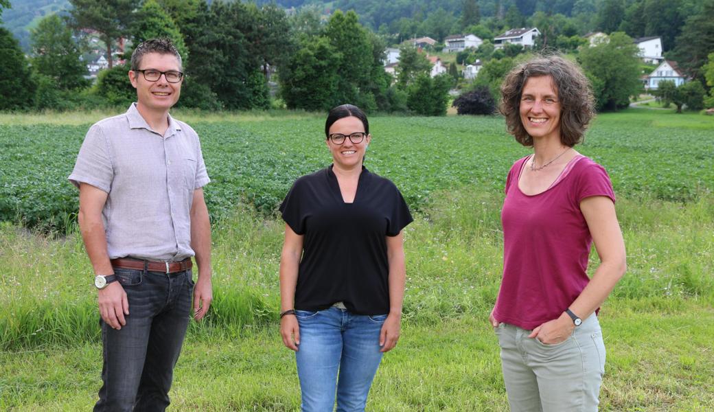 Roland Schmid und Eveline Egli (Mitte) kandidieren für den Primarschulrat Balgach. Julia Ritz stellt sich zur Wahl für den Gemeinderat.  