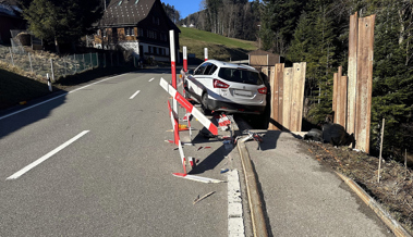 Zwei Autofahrer kamen  von der Strasse ab und verunfallten