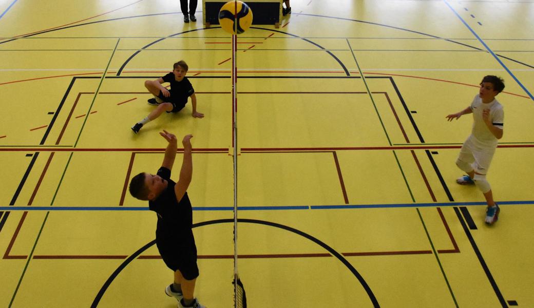 Eine dank grossen Einsatzes gelungene Abwehraktion von Rhenos Minivolleyballspielern. 