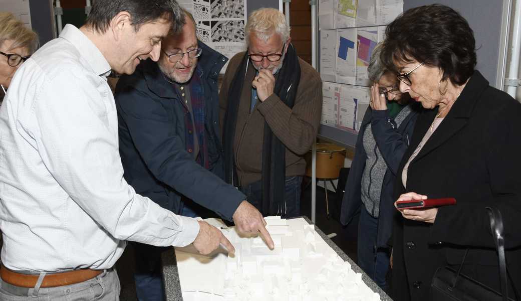 Projektentwickler Beat Vetterli (CEO RLC Immoprojekt AG in Rheineck, links) erklärt den Einwohnerinnen und Einwohnern von St. Margrethen, wie das Areal Alp gestaltet und genutzt werden soll.  Projektentwickler Beat Vetterli (CEO RLC Immoprojekt AG in Rheineck, links) erklärt den Einwohnerinnen und Einwohnern von St. Margrethen, wie das Areal Alp gestaltet und genutzt werden soll.