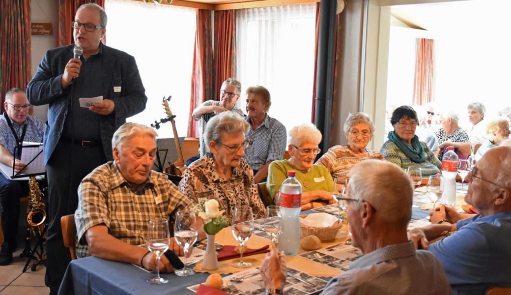 Stadtpräsident Ruedi Mattle (links) begrüsste die Gäste der Altersfeier und ehrte die 101-jährige Emma Kuster (Bild rechts oben) und den 99-jährigen Johann Sonderegger (links im Bild rechts unten) als älteste Einwohner. 