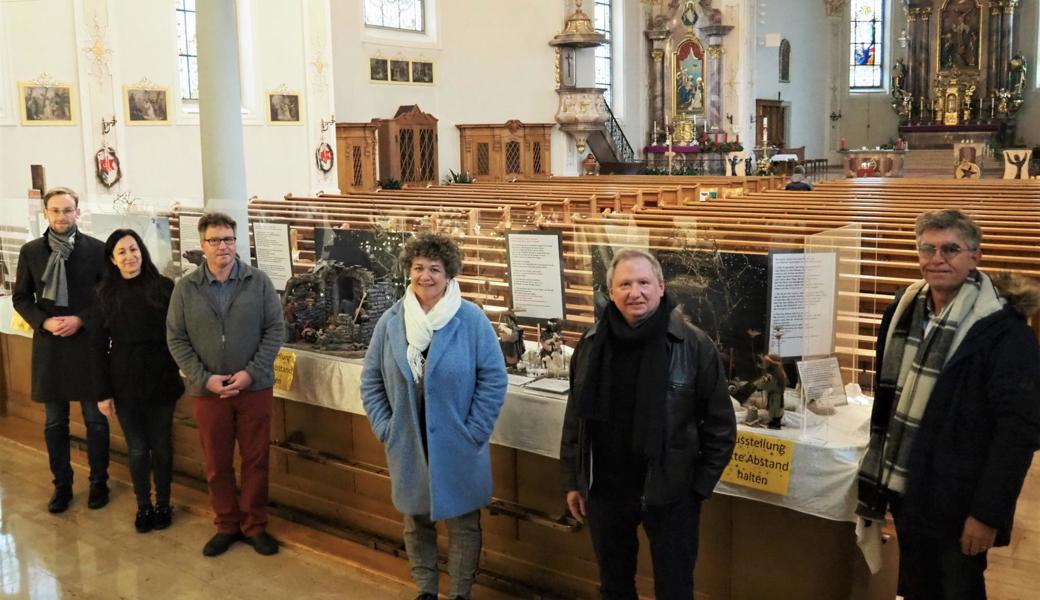 In der katholischen Kirche Au, von links: Seelsorger Stefan Kiesewetter, Mesmer-Stellvertreterin Daliborka Vuco, Mesmer Fredy Sprenger, Katechetin und Initiantin Claudia Gächter, der Mitwirkende Thomas Steger und Kirchen-Finanzleiter Beat Sieber.