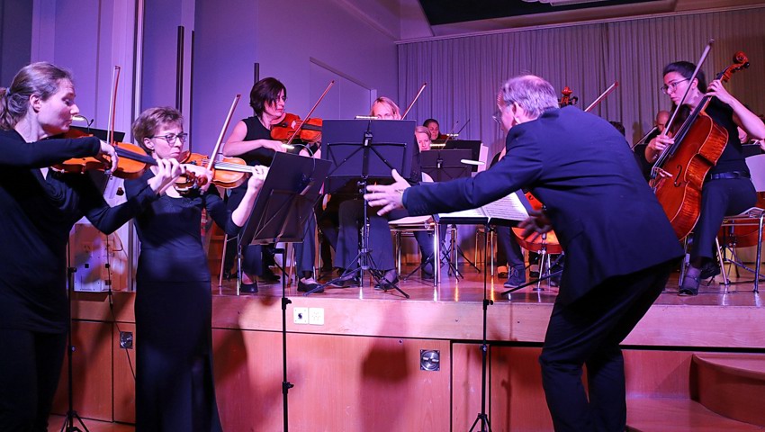 Mit kraftvoller Gestik und Mimik riss Mathias Kleiböhmer sein Streichorchester mit.