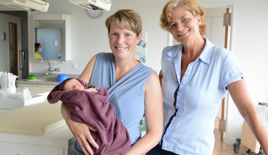 Beatrix Koller hat ihre vier Kinder im Spital Heiden geboren. Hebamme Madeleine Grüninger begleitete die Geburt von Flurin, der am 27. Juli als letztes Baby im Spital Heiden das Licht der Welt erblickte.