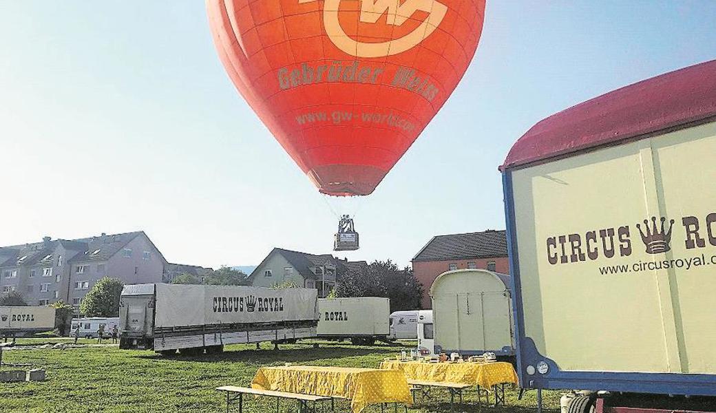 Nils Clemens, der Medienmann des Circus Royal, sah den Ballon nahen und fotografierte ihn, weil er seines Erachtens etwas gar tief übers Zirkusgelände schwebte.