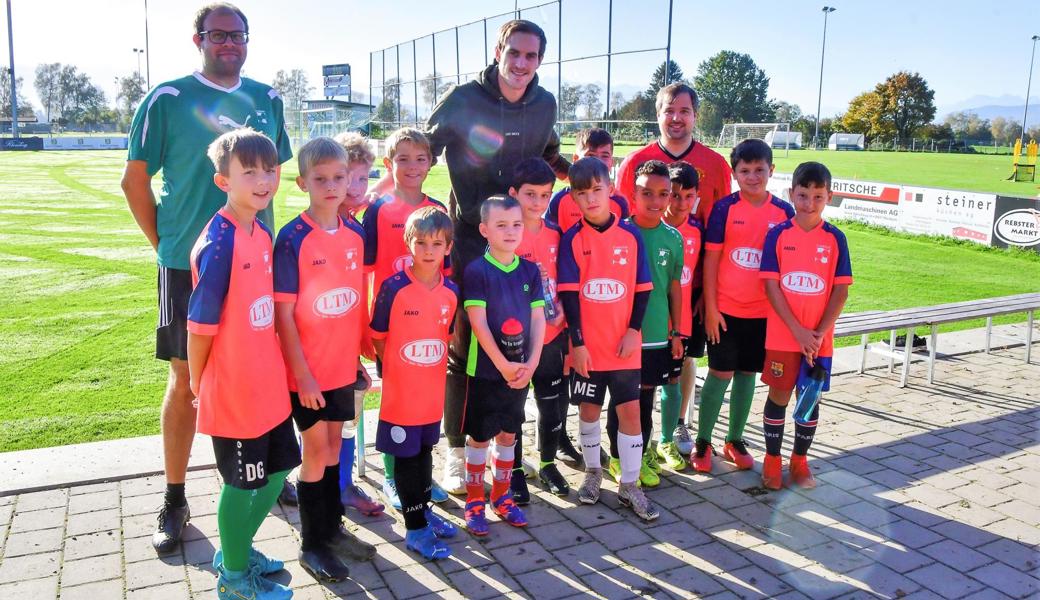 Fabian Schubert (hinten, Mitte) begeisterte die Nachwuchsfussballer in Rebstein. 
