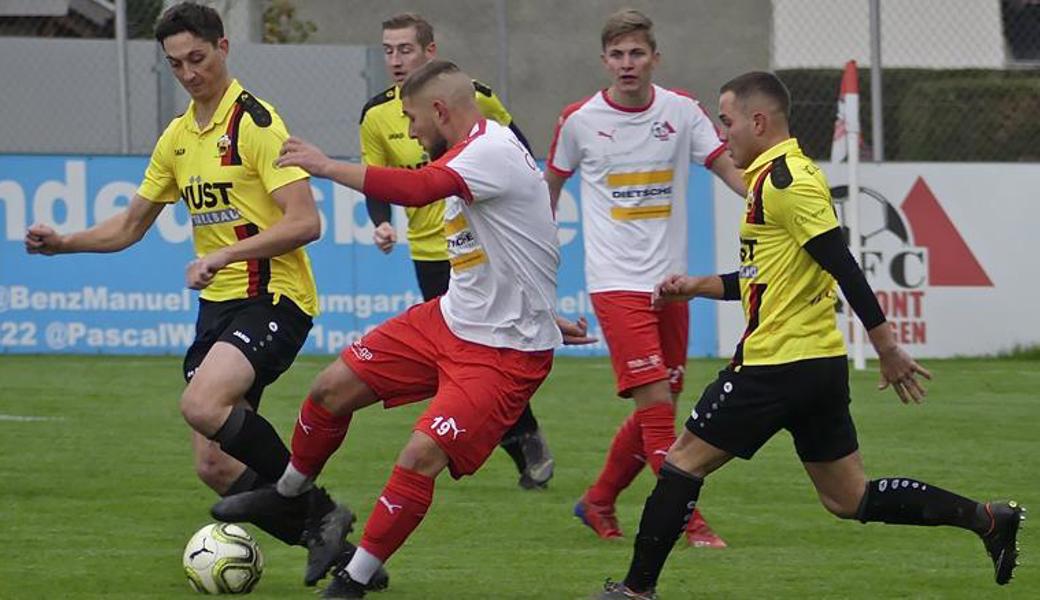 die Montlinger konnten sich vor allem Mittelfeld gegen die Städtlikicker aus Altstätten durchsetzen, wie hier Mario Zivic gegen Julian Bösch