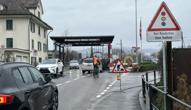 Die Ampel steht: Bei der «Habsburg» geht's nur noch einspurig über die Rheinbrücke