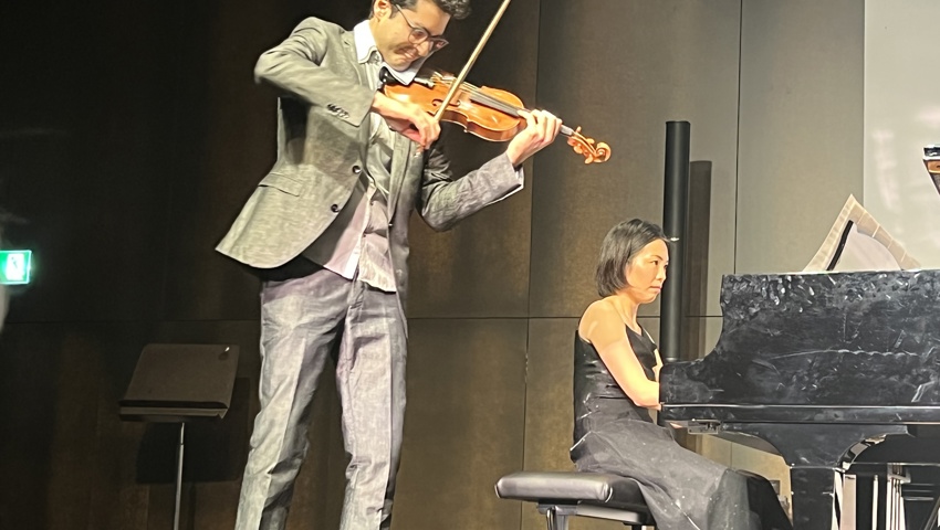 Das Trio Julius Sahbai, Minako Diblik und Thomas Berchtold spielte ein Stück von Carlos Gardel.