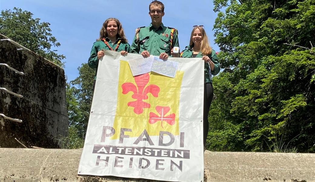 Sarah Blumer, Calvin Rüegg und Ladina Capaul (von links) organisierten die Böxli-Challenge für Spürnasen der Region.