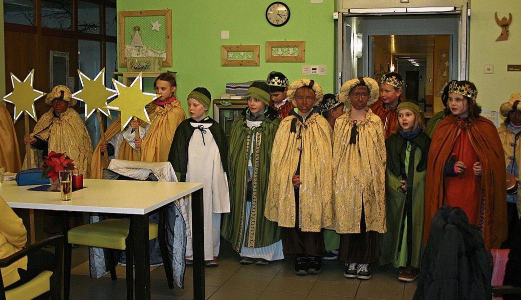 Sternsinger überbrachten den «Feldhof»-Bewohnern und den Gästen gute Wünsche. 