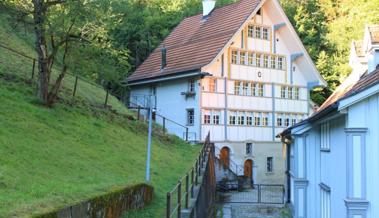 Stolze Schönheit im tiefen Tobel