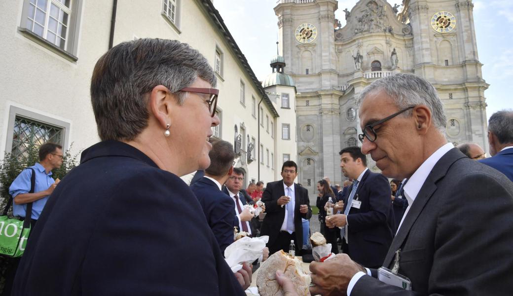 Hier hat es geklappt: Bevor sich die Fraktionen am Dienstagnachmittag auf ihre Ausflüge begaben, gab es St.Galler Bratwürste.