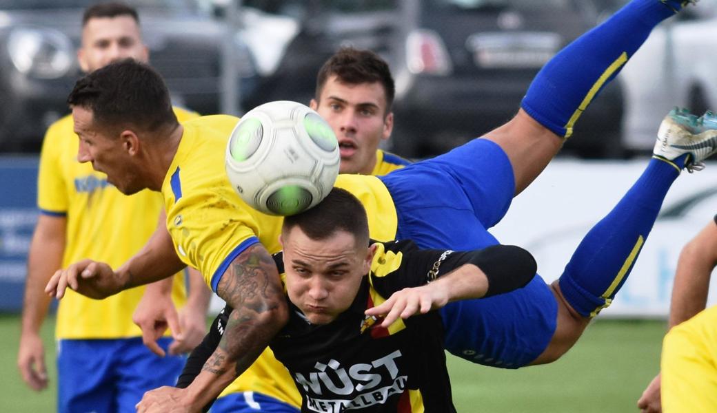 Au-Bernecks Marcel Riedeberger versucht, Adis Hujdur fliegend zu stoppen.