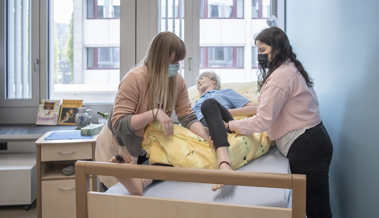 Kanton nimmt sich der Pflegekrise an: Zwei Vorlagen sollen dem Versorgungsengpass entgegenwirken Kanton nimmt sich der Pflegekrise an: Zwei Vorlagen sollen dem Versorgungsengpass entgegenwirken