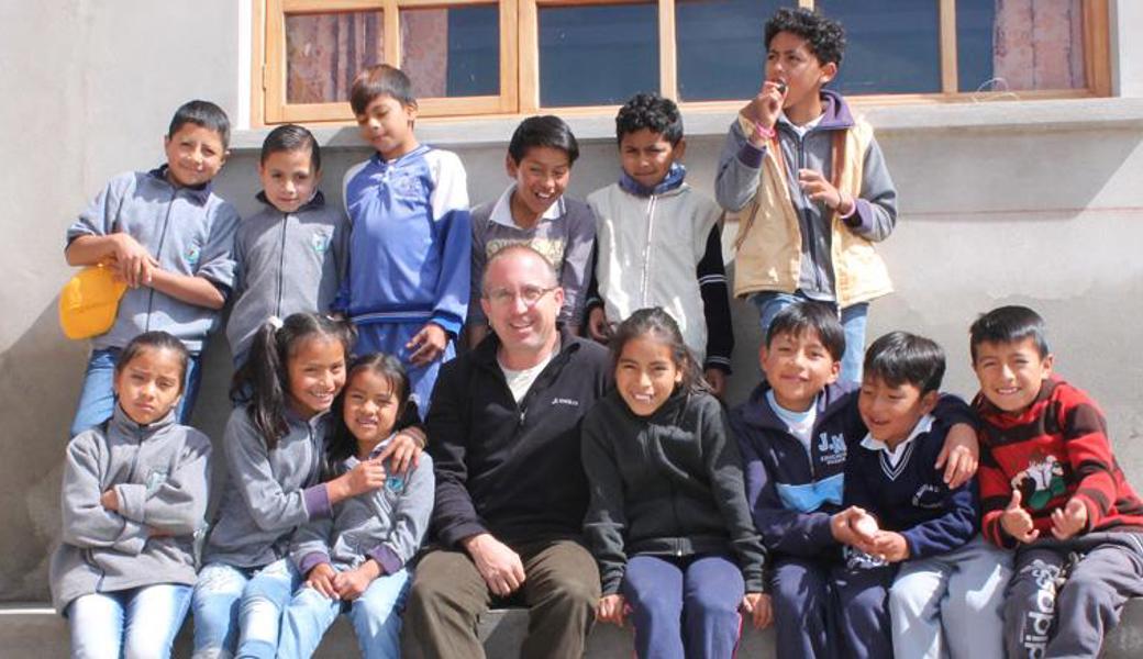 Marco Nyffeler mit einer Gruppe betreuter Kinder vor dem Gebäude der Fundación.