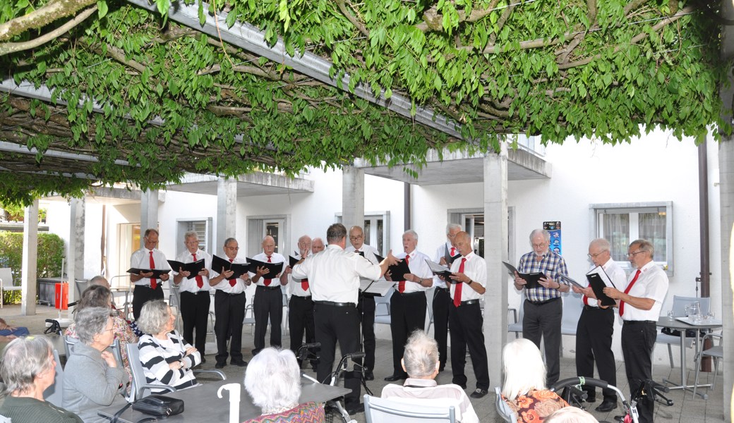 Der Leica-Chor sang im Garten des Bernecker Altersheims Städtli. Foto: Marco Pfeiffer