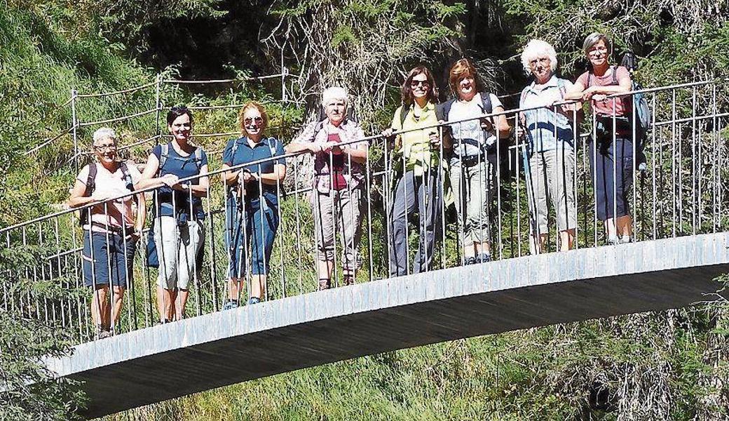 Die Frauen genossen die Wanderung in alpiner Landschaft.