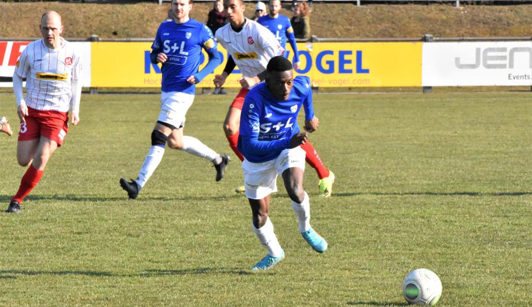 Helmar Andrade (vorne, am Ball) entwickelt sich beim FC Widnau immer mehr zum Leistungsträger. In den letzten Spielen gelangen ihm etliche Skorerpunkte.