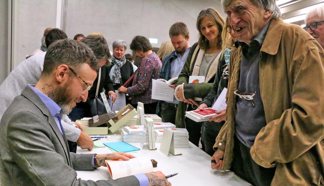 Viele Besucher liessen sich von Thomas Meyer ein Buch signieren.