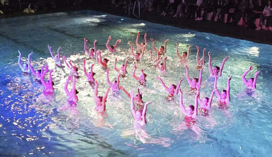 Künstlerinnen im Wasser an der «Artistic Swimming Gala» das Schwimmclubs Flös Buchs.