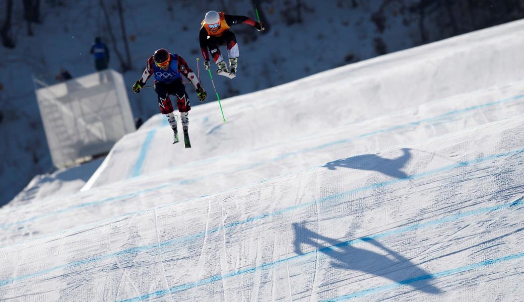 Ein Bild, das es von den Olympischen Spielen 2022 nicht geben wird: Marc Bischofberger (rechts) fährt hinter dem Kanadier Brady Leman zu Olympia-Silber.