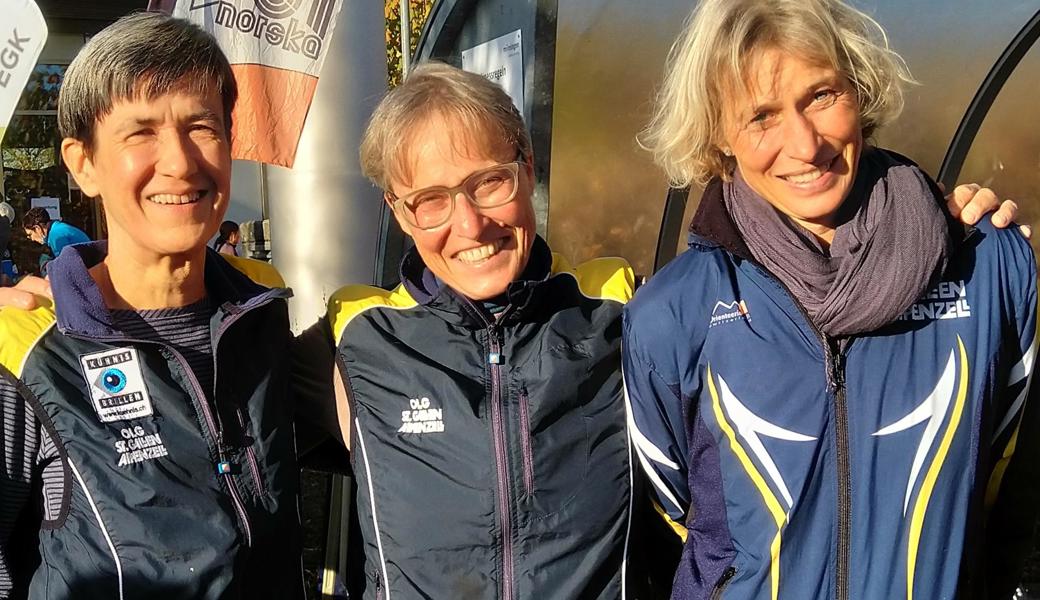 Monika Ammann gewinnt mit Judith Tobler und Maja Kunz (von links) die Schweizer Meisterschaft im Team-OL.