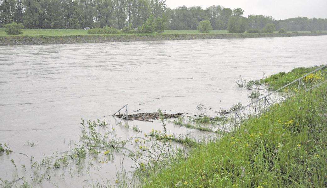 Der Rhein auf Höhe der Rietbrücke in Diepoldsau. Die Treppe, die zum Fluss hinunter führt, ist überspült. Wer das Wasser fliessen sehen möchte, lädt die App Xtend herunter und scannt das Bild. 