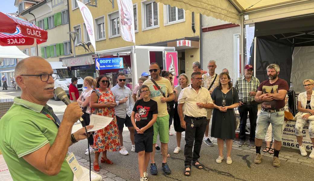 OK-Präsident Stephan Vitzthum spielte bei der Eröffnung des Fischmeile-Fests amüsant auf die Fussball-Europameisterschaft an und nannte einen der Programmpunkte so, als hätte er den 2:0-Sieg der Schweizer Nati gegen Italien vorausgeahnt. 