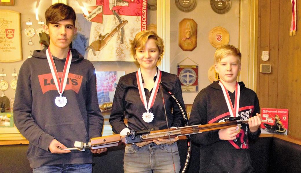 Treffsicher mit der Armbrust (von links): Tobias Reithofer, Sofia Ryser und Aleksandr Music gewannen die Silbermedaille an der Schweizer Gruppenmeisterschaft 30 m.