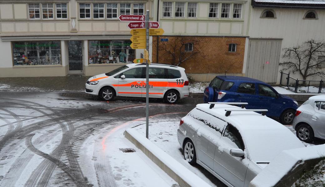 Dumm gelaufen: Der Unfallverursacher hatte noch Sommerpneus am Auto und ist im ersten Schnee in ein Polizeiauto gerutscht.