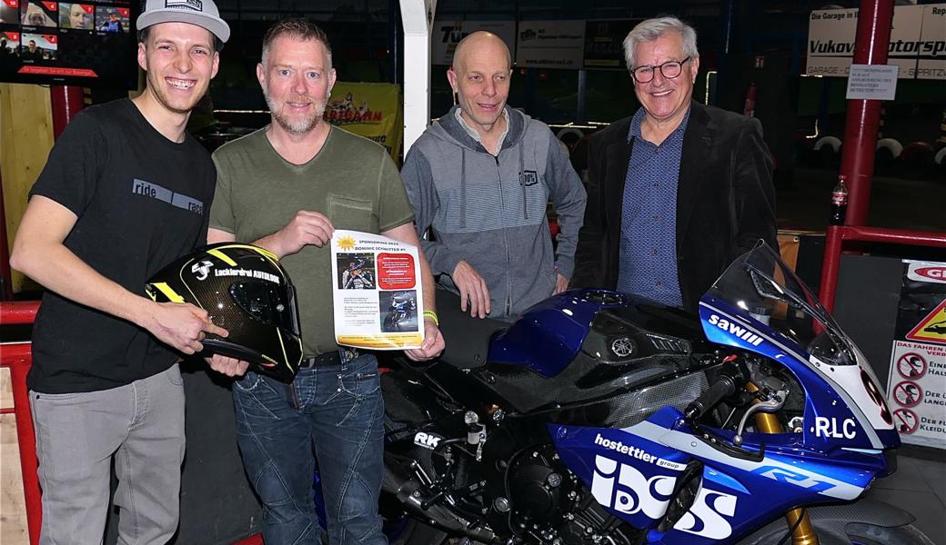 Dominic Schmitter, Kurt Gehring, Konrad Hess und Victor Rohner mit der Yamaha R1.