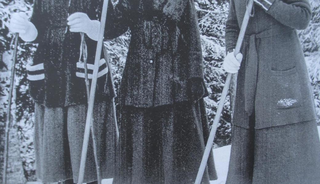 Das vor rund 100 Jahren entstandene Bild von Fotograf Adolf Sonderegger zeigt Oberegger Skipionierinnen.