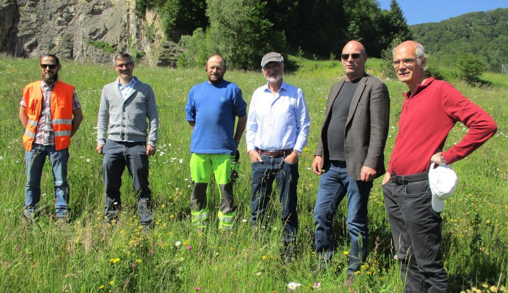 Besichtigten die Deponie Unterkobel in Oberriet (v. l.): Magnus Hälg, Amt für Umwelt; Simon Zeller, Amt für Natur, Jagd und Fischerei; Betriebsleiter Rolf Lüchinger; Peter Dietsche, Geschäftsführer der Robert König AG; Gemeindepräsident Rolf Huber und Jonas Barandun, ökologischer Baubegleiter. 