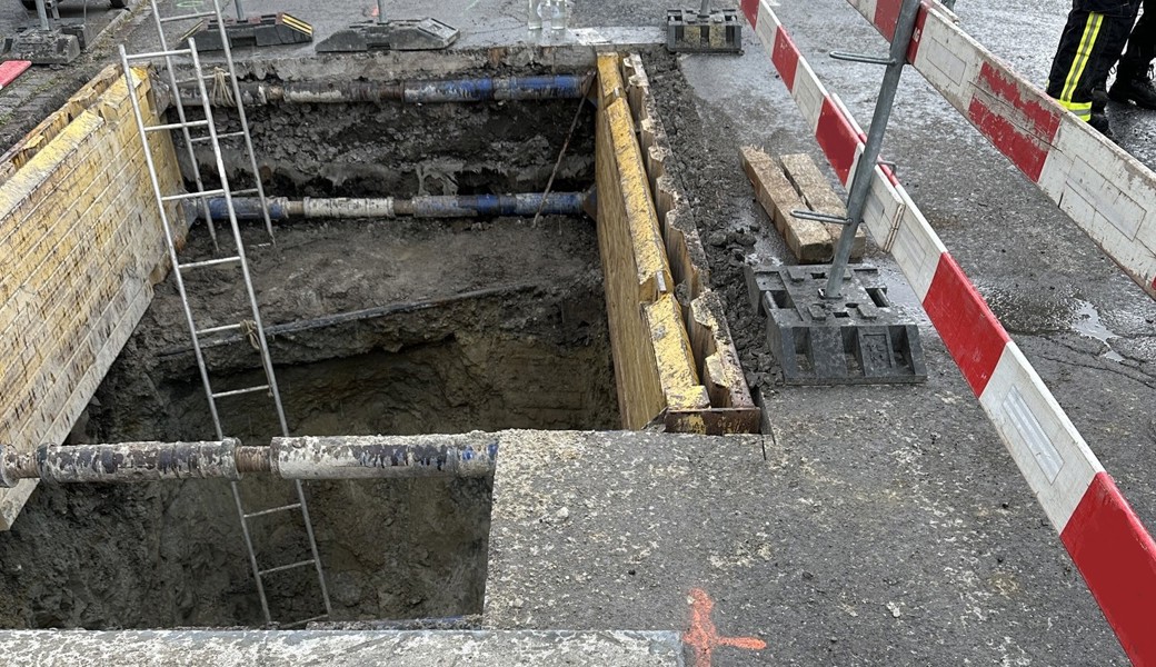 Arbeiter stürzt in Grube - aufwendige Bergung mit dem Hubretter