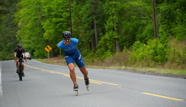Nach unzähligen Hundeattacken und Polizeikontrollen: Rüthner schafft neuen Weltrekord auf Inlineskates