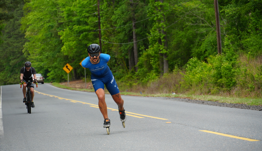 Nach unzähligen Hundeattacken und Polizeikontrollen: Rüthner schafft neuen Weltrekord auf Inlineskates