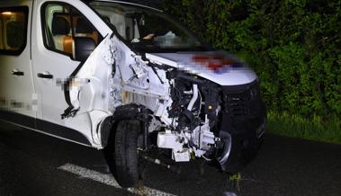 Lieferwagen prallt in Baum