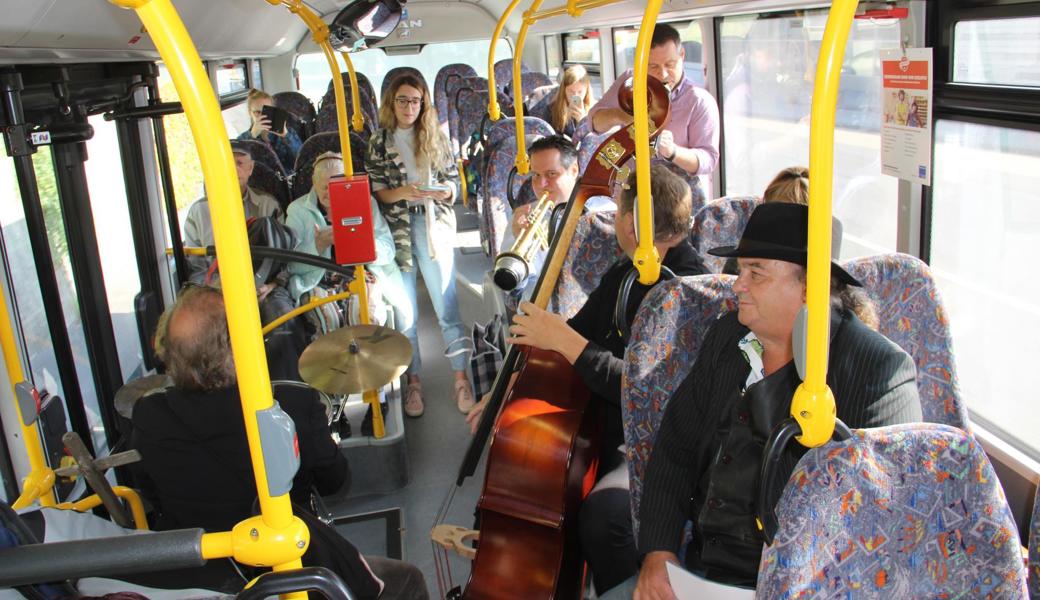 Weder im Bus noch in den Restaurants oder in Hallen darf man sich seit einem Jahr nahe kommen.  Anlässe wie die musikalisch-literarische Begleitung auf der Linie 303 im Herbst 2019 kommen schon länger nicht in Frage, was das Geschäftsergebnis entsprechend trübte.