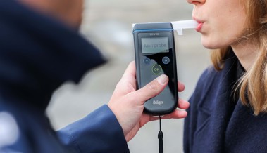 Fahrunfähig: 38-Jährige missachtet Stop-Aufforderung der Polizei – Führerausweis weg