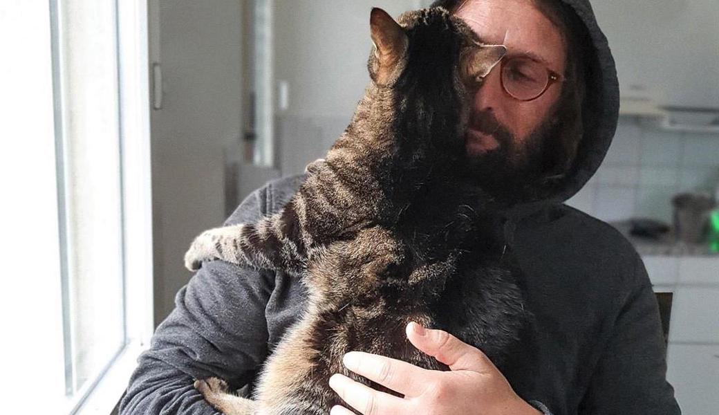 «Du musst auch etwas aus deinem Leben zeigen.» Als Künstler  genüge es nicht, Musik zu machen. «Du musst auch Privates zeigen», sagt er. Aber dosiert. «Ich weiss, wo meine Grenzen sind.» Auf Instagram postet er Wanderfotos, Eindrücke aus dem Homestudio oder mit wem er zu Hause den Lockdown verbrachte: mit seiner Katze.