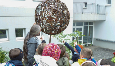 Kinder bauen Spielball mit einem Künstler Silvan Köppel