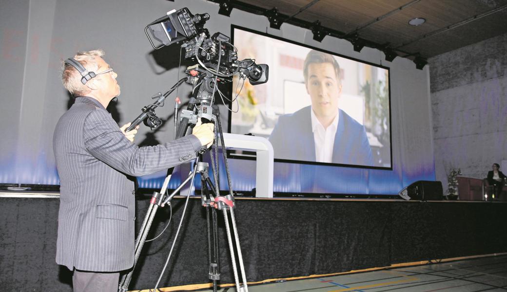 Videofilm auf der Bühnenleinwand und Kameramann vor der Bühne. Den Mitgliedern wurde einiges geboten.