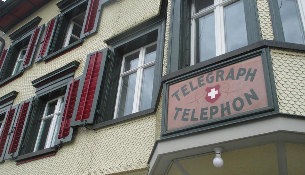 Am restaurierten Gebäude an der Hauptstrasse 30 in Au wird an das seinerzeitige Telegraphen- und Telephon-Amt erinnert. 