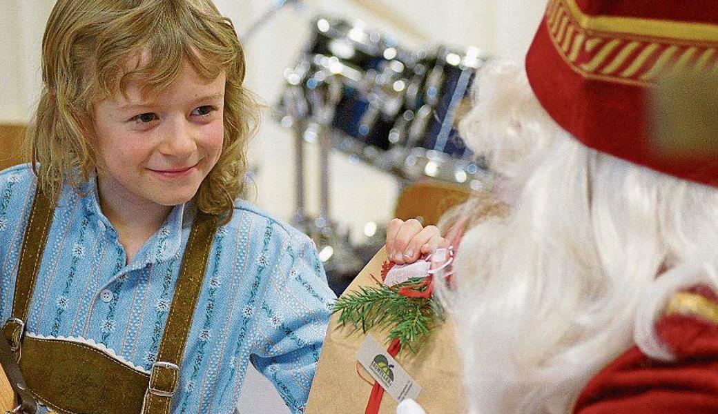 Das Vorspiel mit dem Schwyzerörgeli hat dem Samichlaus gefallen. 