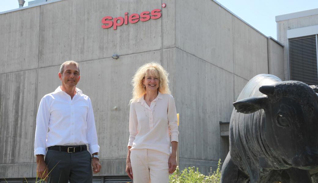 Jürg Spiess, CEO Gustav Spiess AG, und Brigitte Lüchinger, Jury-Präsidentin Preis der Rheintaler Wirtschaft, vor dem Firmengebäude in Berneck. 
