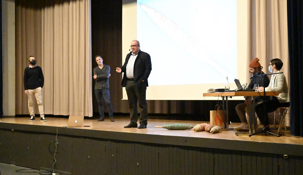 Sie erklärten, worum es geht: Frank Riklin, Roger Graf (Staablueeme), Stadtpräsident Ruedi Mattle, Patrik Riklin, Stadtschreiberin Beatrice Zeller.