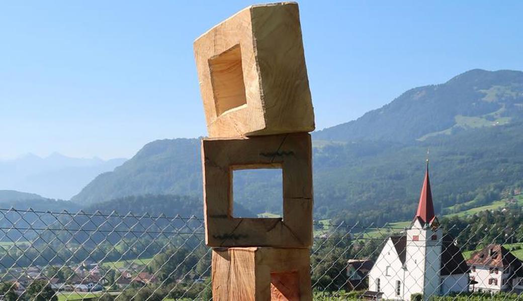 Die reparierte Wegmarke macht wieder auf besondere Ort aufmerksam, wenn man durch die einzelnen Fenster guckt.