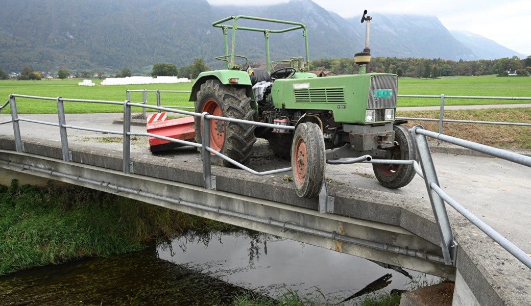 Trotz Fahrverbot: Mann touchiert auf Irrfahrt mit Traktor parkiertes Auto und prallt in Brückengeländer